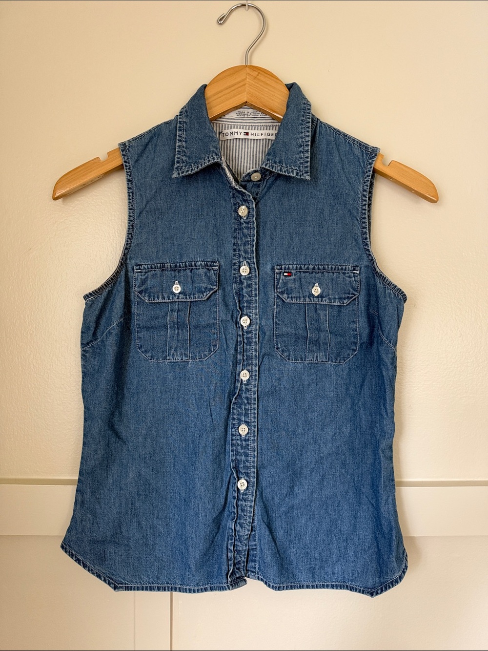 Tommy Hilfiger Sleeveless Denim Button-Up Shirt in Medium Wash Women’s Size 4